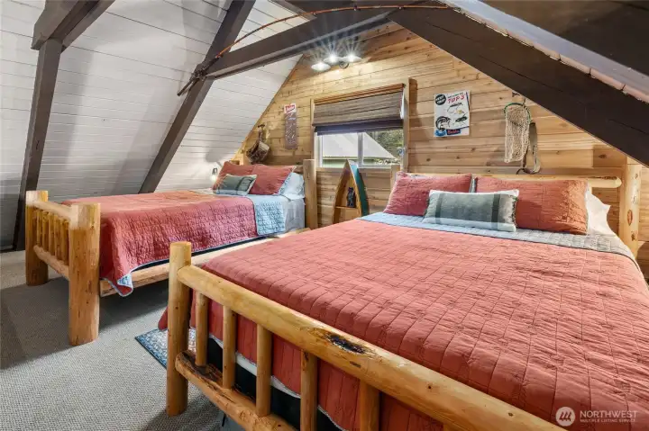 Large cozy loft/bonus room