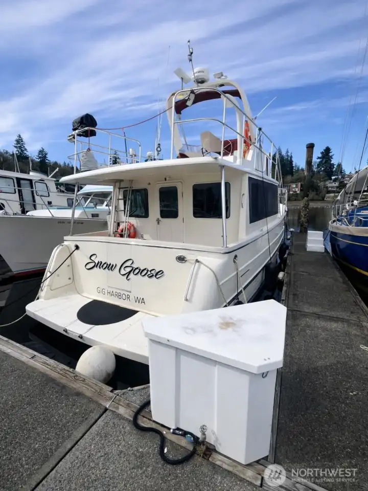 Alternate view of slip B10 with dock box included.