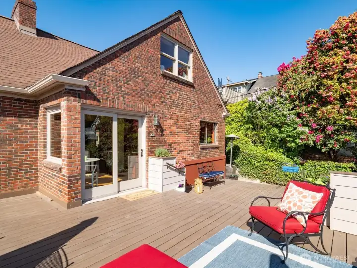 Huge two tier new deck to entertain on or just lay back and enjoy our beautiful summers.