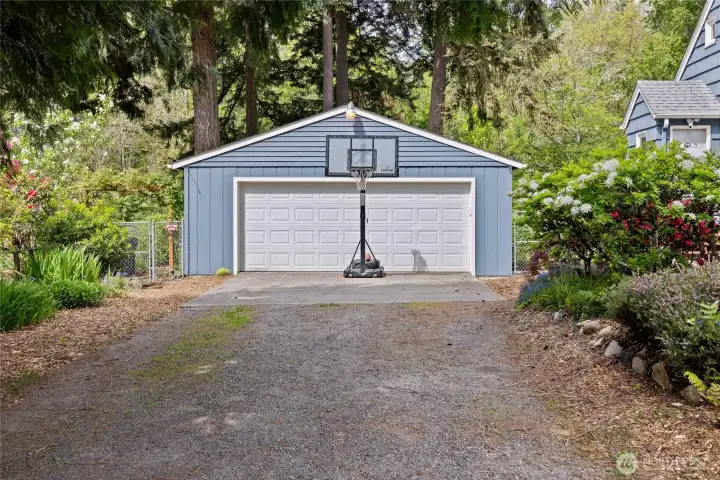 Detached 750sf garage with workshop space