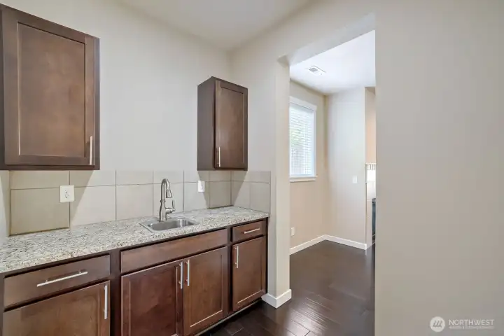 Butler's Pantry w/wet bar