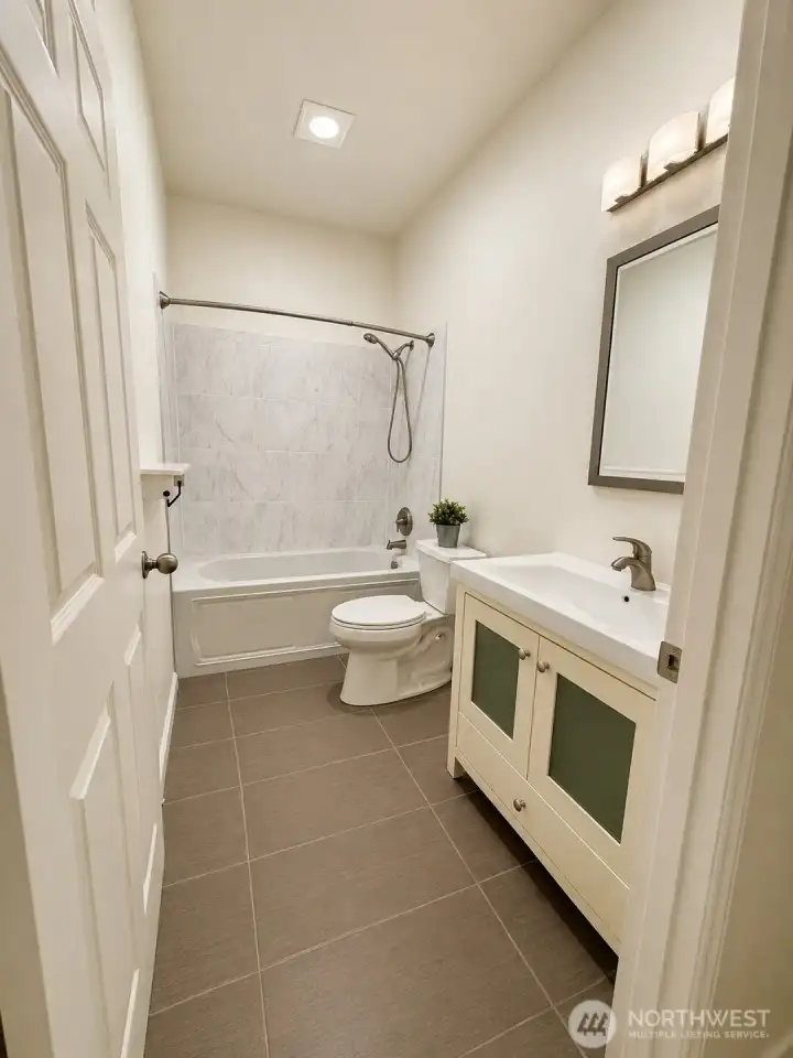 Primary Bathroom with Modern Finishes Primary Bathroom with Modern Finishes