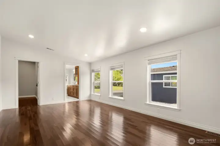 Grand Primary Bedroom with En-Suite & Walk-In Closet