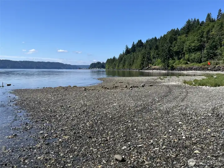 650 feet of gravel beach, teeming with clams and oysters. Just offshore is abundance of crab. 650 feet of gravel beach, teeming with clams and oysters. Just offshore is abundance of crab.