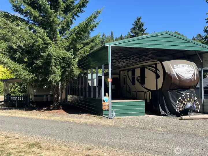 Owner both lots provide adequate parking and room for entertaining. Owner both lots provide adequate parking and room for entertaining.