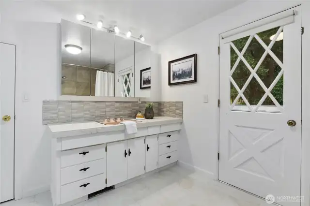 Upper level full bath with outside access to balcony