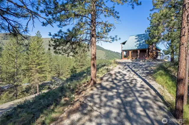 Easy driveway access off Appaloosa Rd