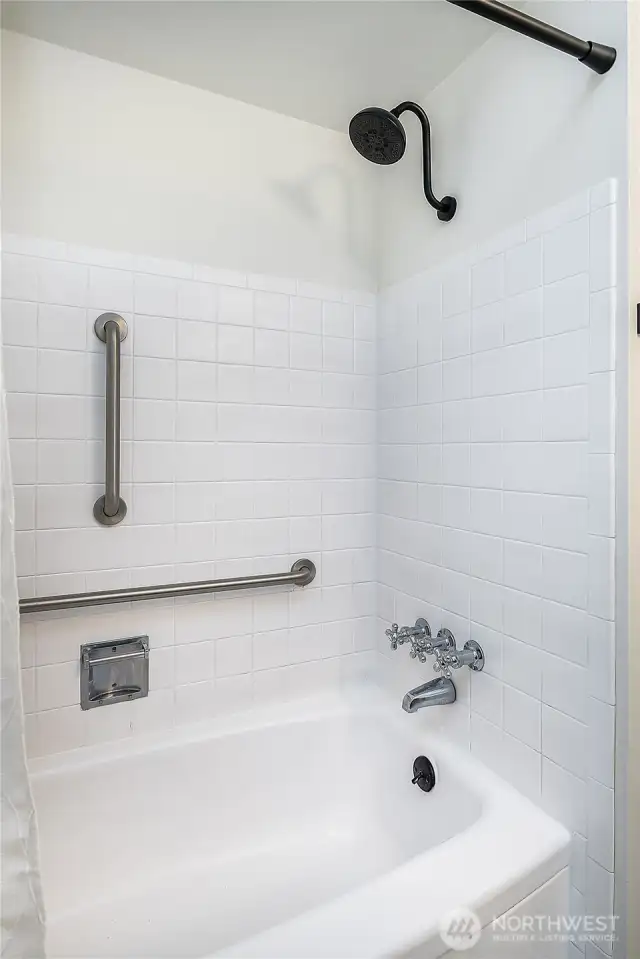 Main level Guest Bathroom tub/shower combo.