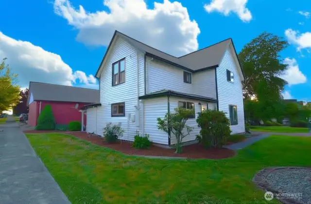 INVESTOR'S DREAM OR HOMEOWNER'S PARADISE ON 0.32 ACRES!