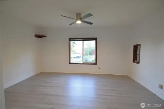 other view of the livingroom...