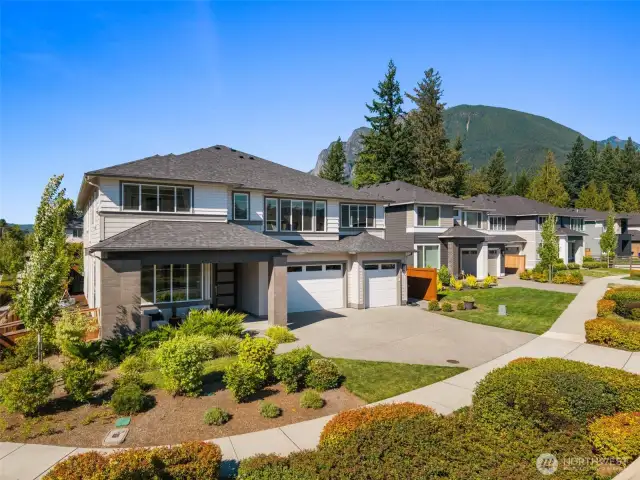 Welcome to Kanim Grove your small 12 home luxury community within walking distance to town