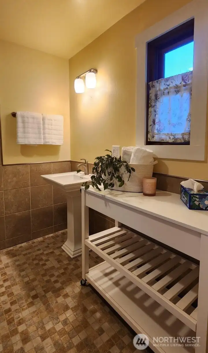 Primary Bedroom en-suite bathroom