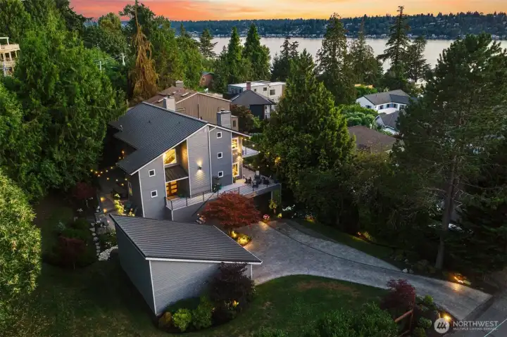 Nestled in sought-after Holmes Point, this spacious residence features 4 bedrooms, 4.5 bathrooms Nestled in sought-after Holmes Point, this spacious residence features 4 bedrooms, 4.5 bathrooms