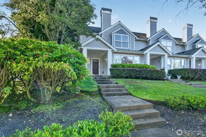 Charming Harbour Pointe architecture and mature landscaping