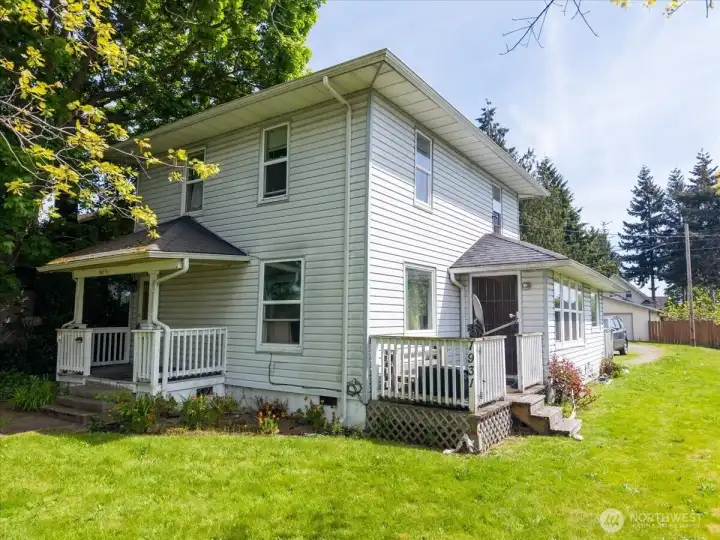 Well maintained Duplex in the heart of Historic North Everett with Mountain Views. Well maintained Duplex in the heart of Historic North Everett with Mountain Views.