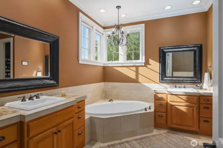 Primary ensuite with separate vanities & soaking tub