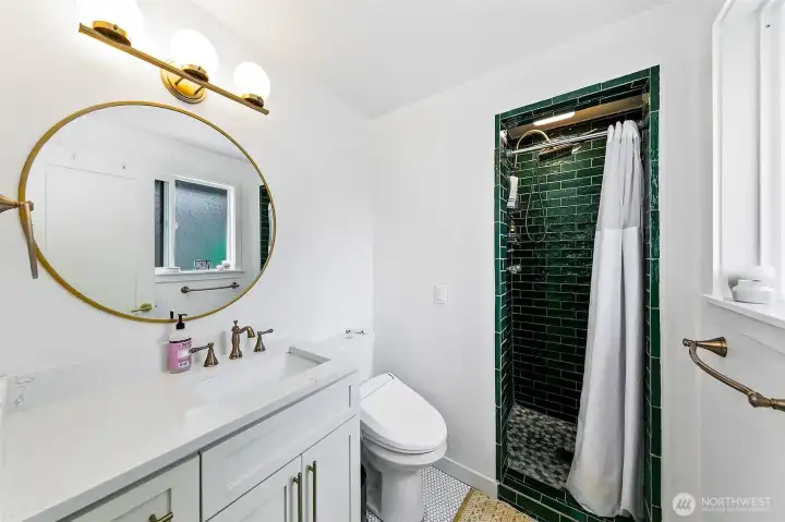 en suite bath (off primary)
