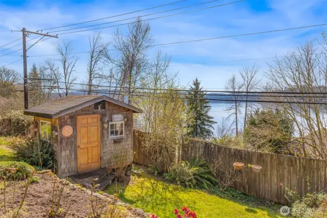 Charming Outbuilding with View