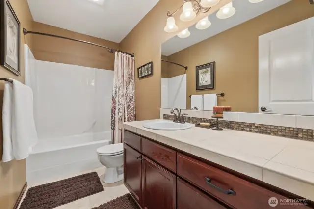Bathroom centrally located between bedrooms