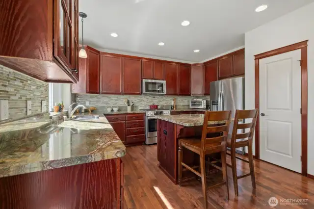 Kitchen - all appliances are upgraded