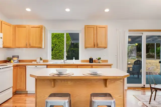 Grab a quick meal at the eating bar in the kitchen.