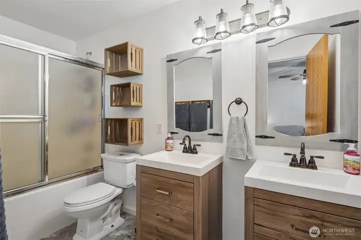 Nicely updated en suite bathroom