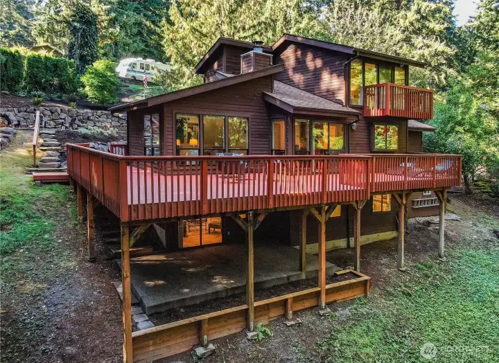 An abundance of windows bring the scenic outdoors in.
