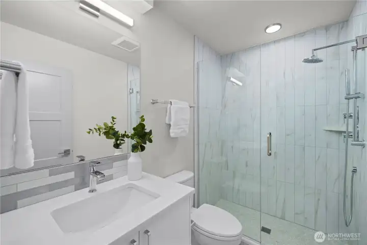 Images shown are of a comparable model and for illustrative purposes only.