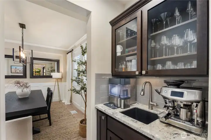 Wet Bar between Dining Room & Kitchen