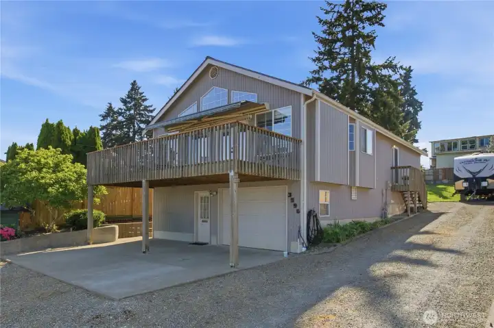 Large 2500 sq.ft+ home with spacious viewing deck.