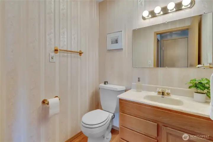 Main floor guest bath!