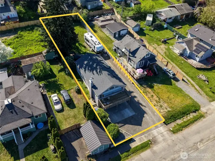 Large 9000 sq.ft. lot!!! Investors... add an DADU on the back portion of this lot with righthand side driveway access!
