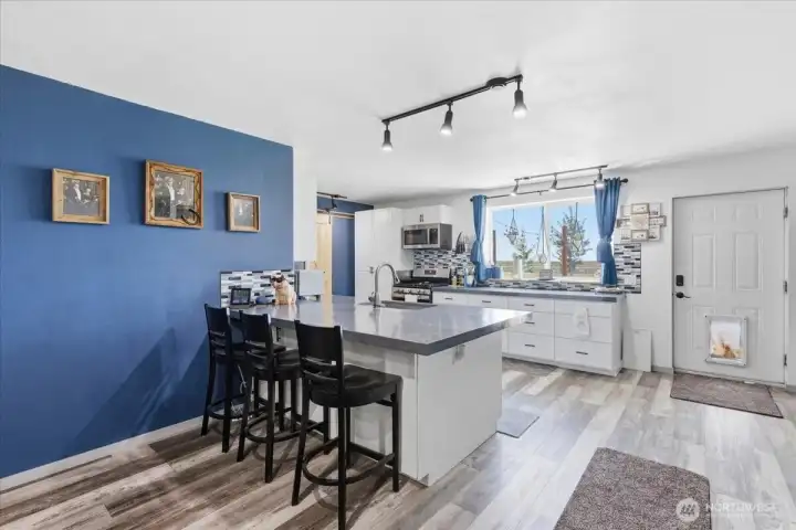 Kitchen W eating Space