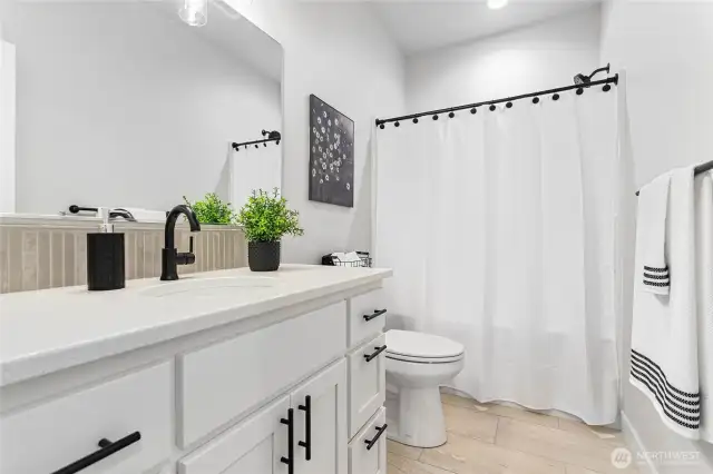 Beautiful full bathroom.