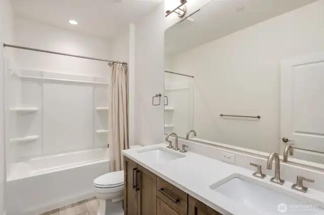 Bathroom 2 (3rd floor)