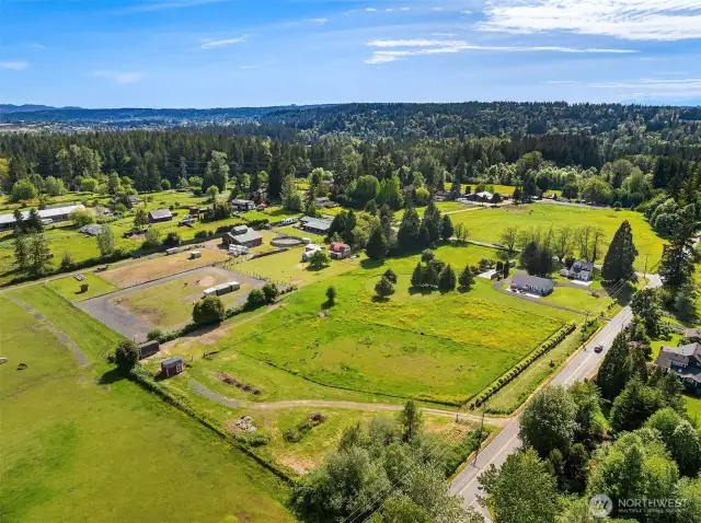 Situated within minutes of Downtown Redmond, near local amenities Juel Park and Farrel McWhirter Park, PCC Starbucks and Overlake Private School