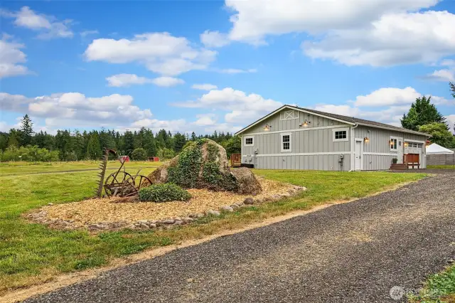 Rural setting with sunrise and sunsets minutes from downtown Redmond