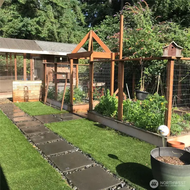 Lovely enclosed vegetable garden and Animal Pen currently houses chickens.   Neutralizer-Pet friendly turf