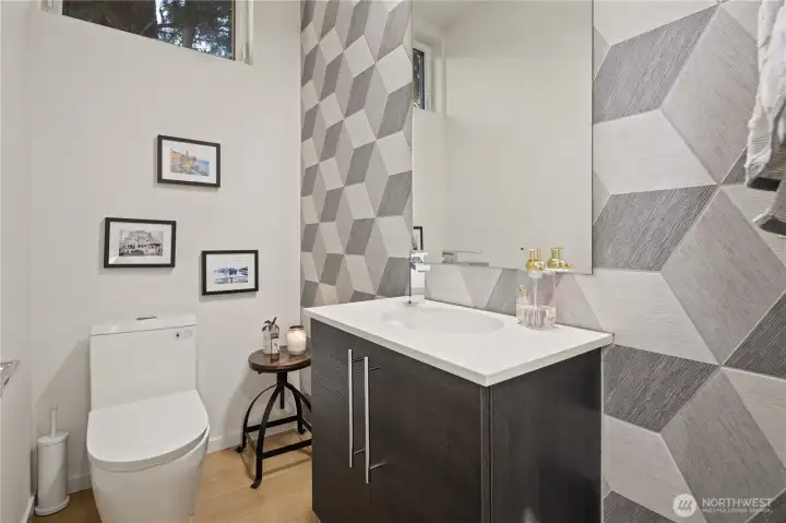 Stylish 1/2 bath, conveniently located on the lower level.