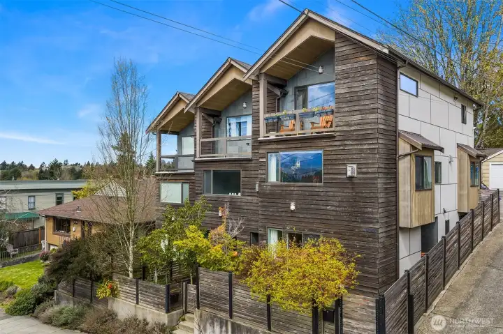 Wonderful and artistic corner unit townhome located in the heart of the Bryant/University area, walking distance to great restaurants, U Village. Also city and Lake Union Views from the Main and top floor!