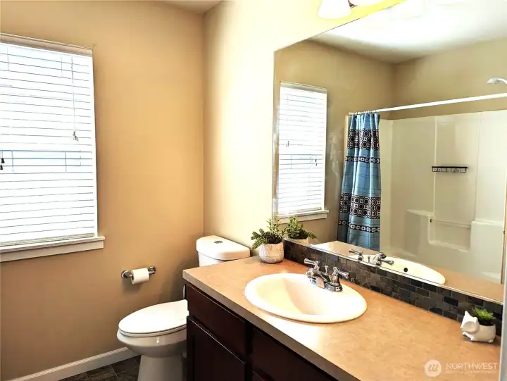 Full bath in upstairs hallway