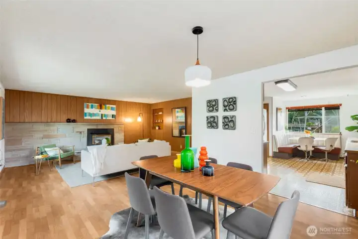 A circular floorplan on main level.  Great flow for entertaining.