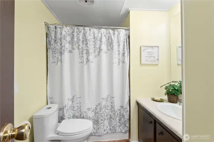 Main bathroom with tub Main bathroom with tub