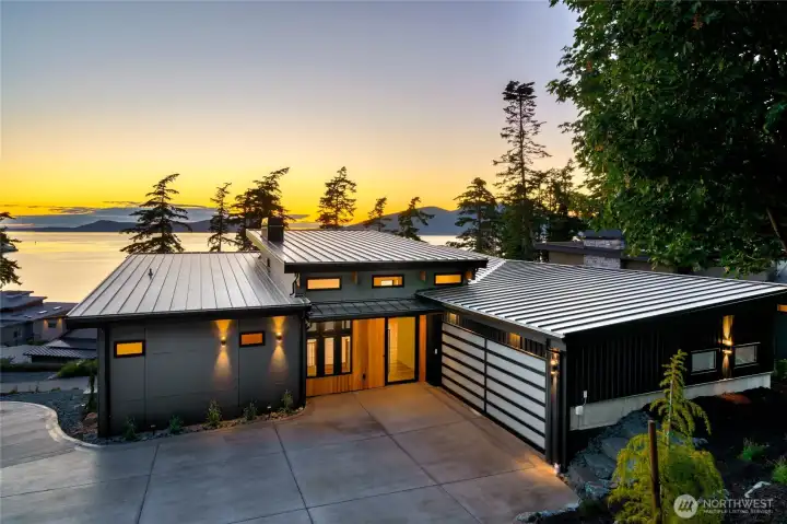 Modern design meets the shoreline.