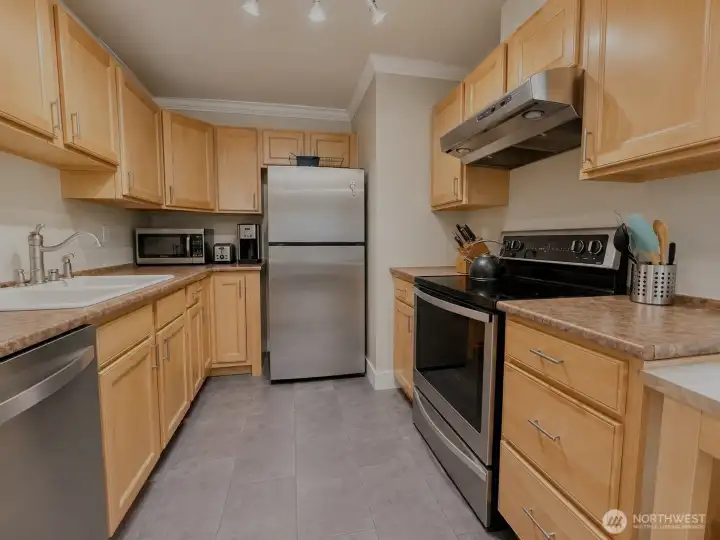 the kitchen appliances have all been updated within the past 3 years. Plenty of cabinets in this kitchen. the kitchen appliances have all been updated within the past 3 years. Plenty of cabinets in this kitchen.
