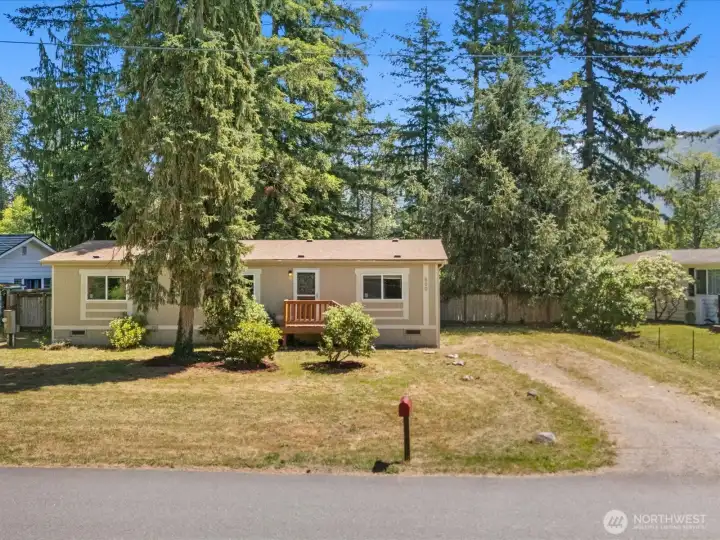 This terrific 3 bedroom/1.75 bath home on a large level lot offers a freshly painted exterior and the roof is approximately 4 years old. This terrific 3 bedroom/1.75 bath home on a large level lot offers a freshly painted exterior and the roof is approximately 4 years old.