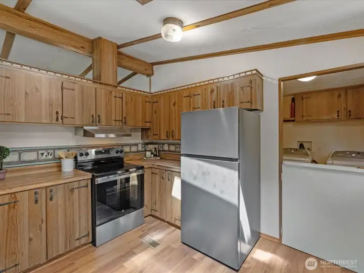 Ample cabinets in the kitchen and stainless steel appliances. Ample cabinets in the kitchen and stainless steel appliances.
