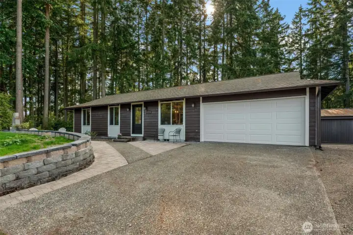 Welcome to 940 Hillandale Dr E! Welcome to 940 Hillandale Dr E!