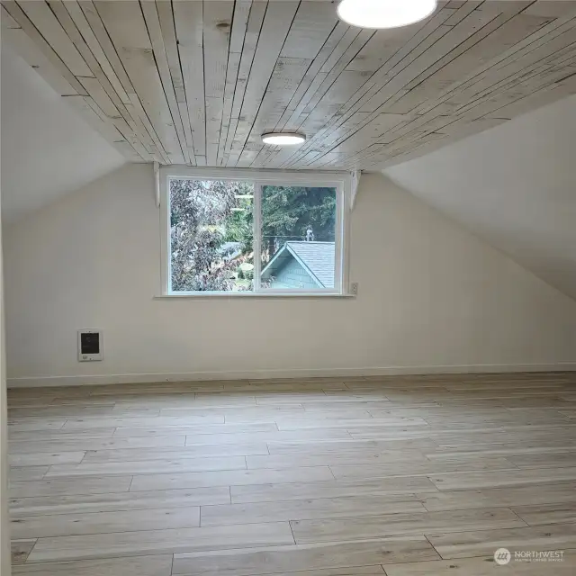 Upper bonus room with bathroom.