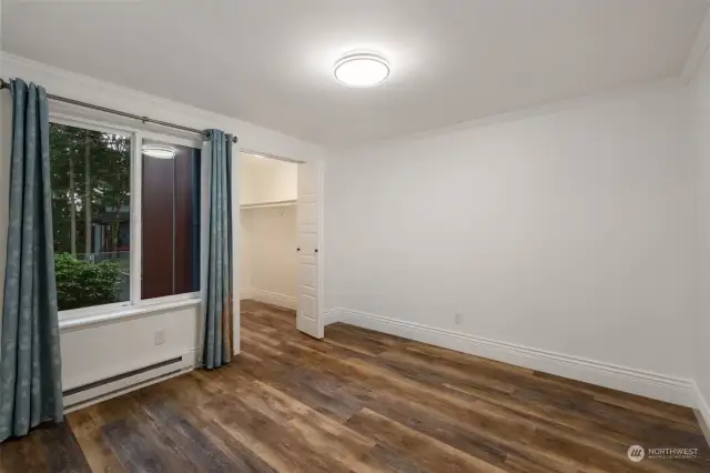 2nd Bedroom+Walk-in Closet